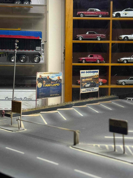 1:64 Scale American Parking Lot Diorama with LED Lights, 14-Bay Diecast Car Display Base