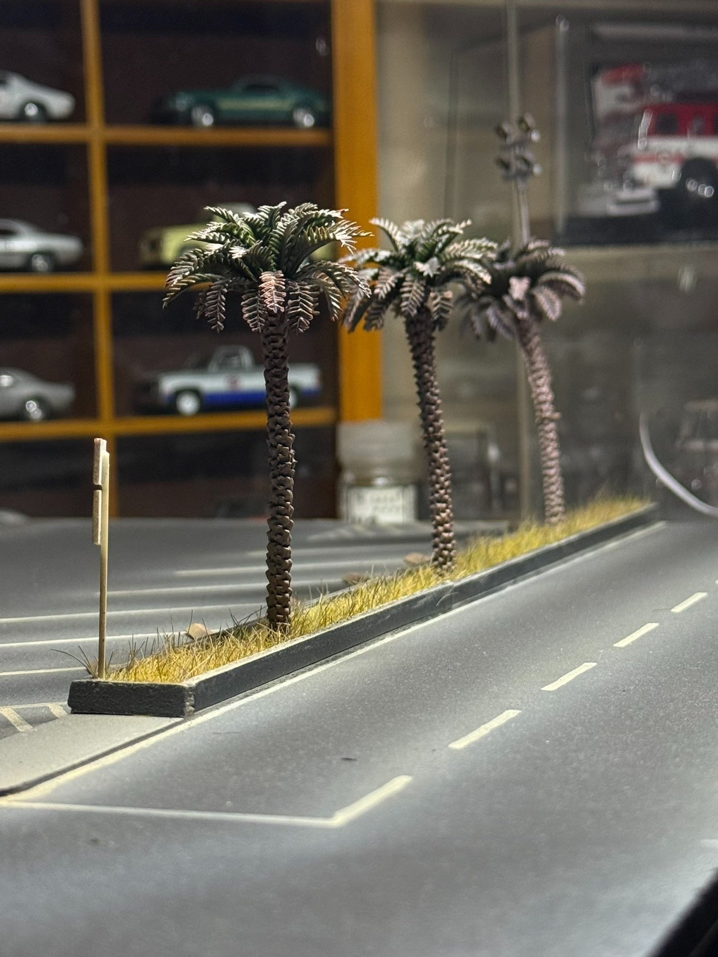1:64 Scale American Parking Lot Diorama with LED Lights, 14-Bay Diecast Car Display Base