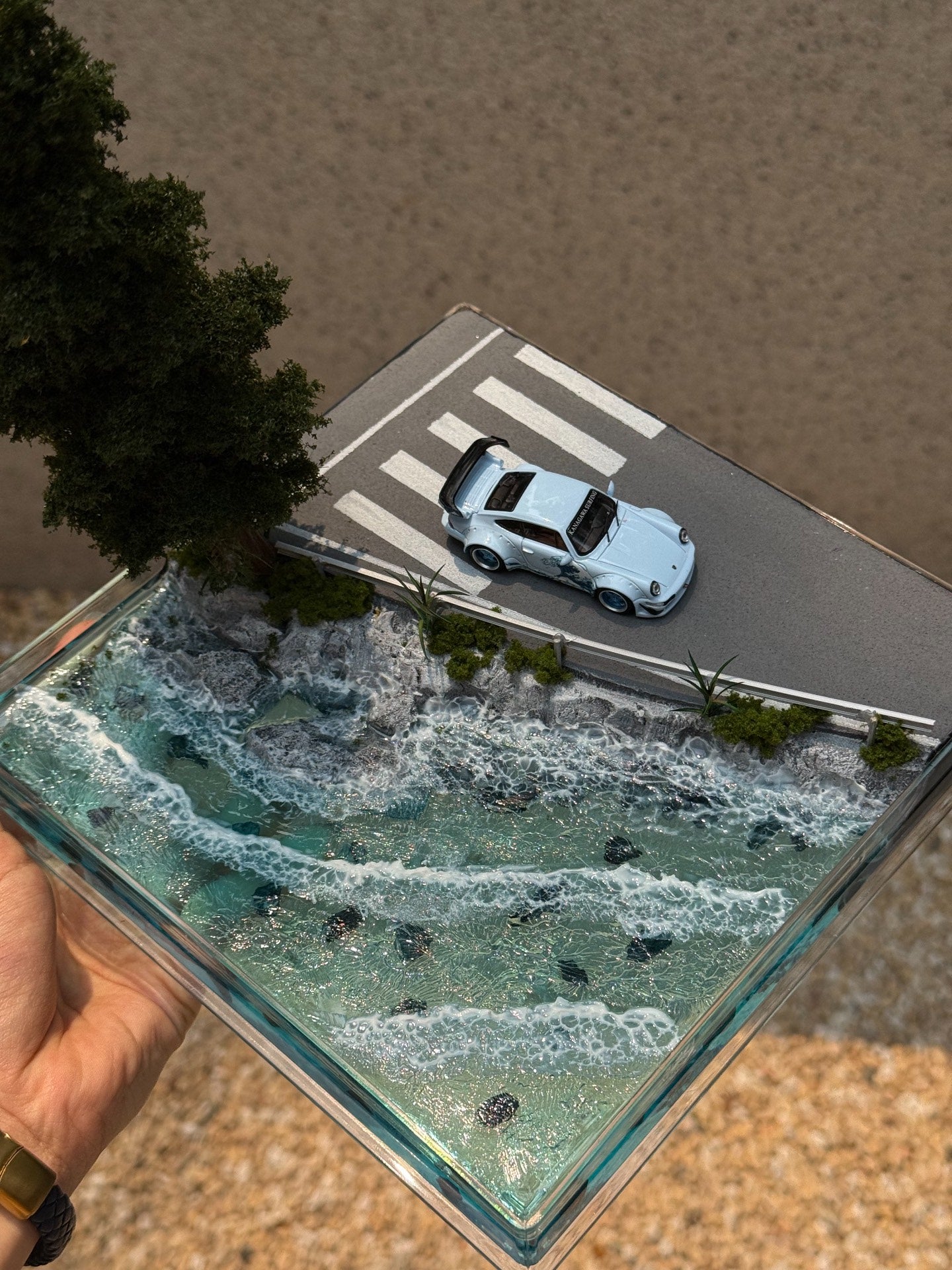 1:64 Scale Seaside Intersection Diorama with Acrylic Case, Resin Ocean Diecast Car Display Base