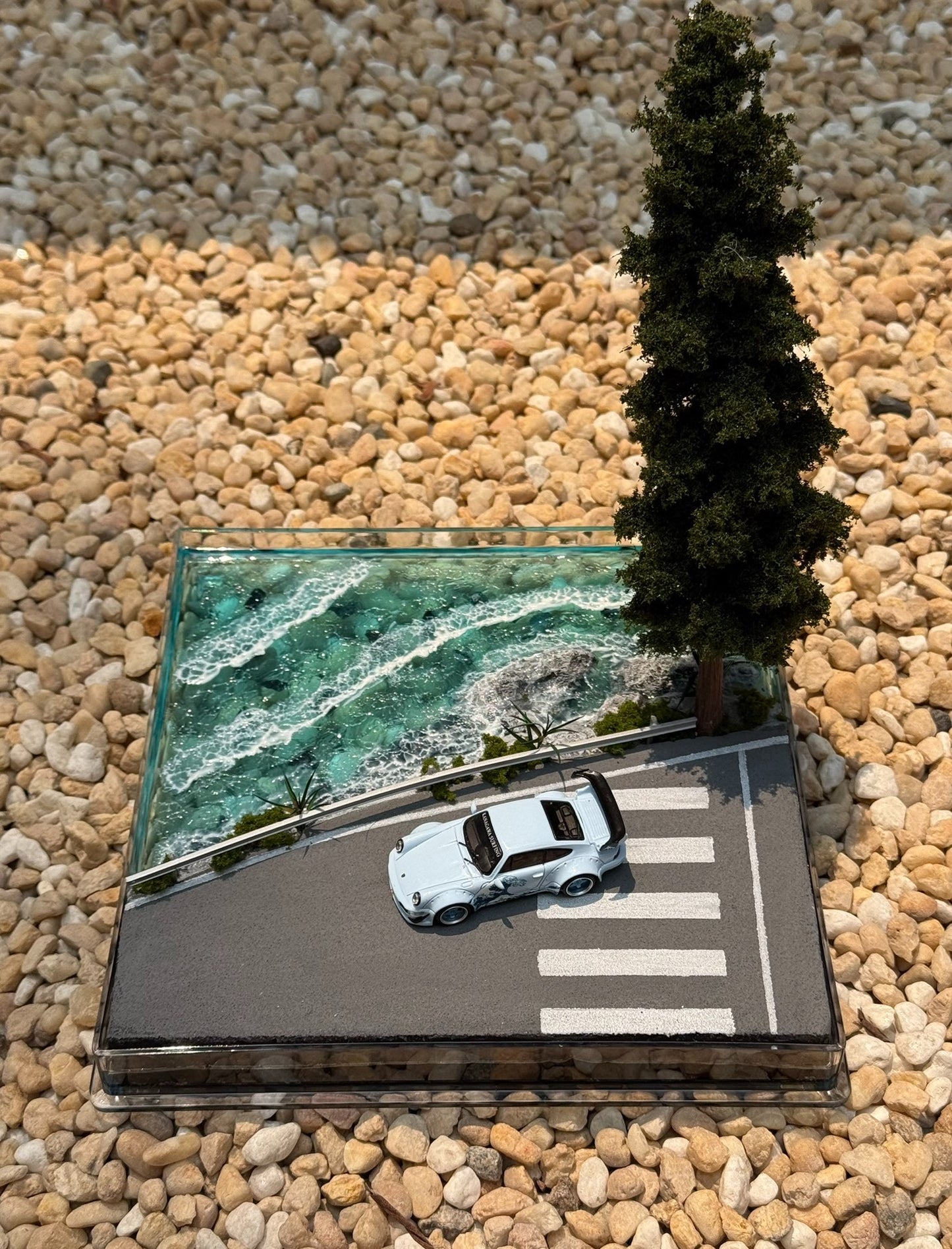 1:64 Scale Seaside Intersection Diorama with Acrylic Case, Resin Ocean Diecast Car Display Base
