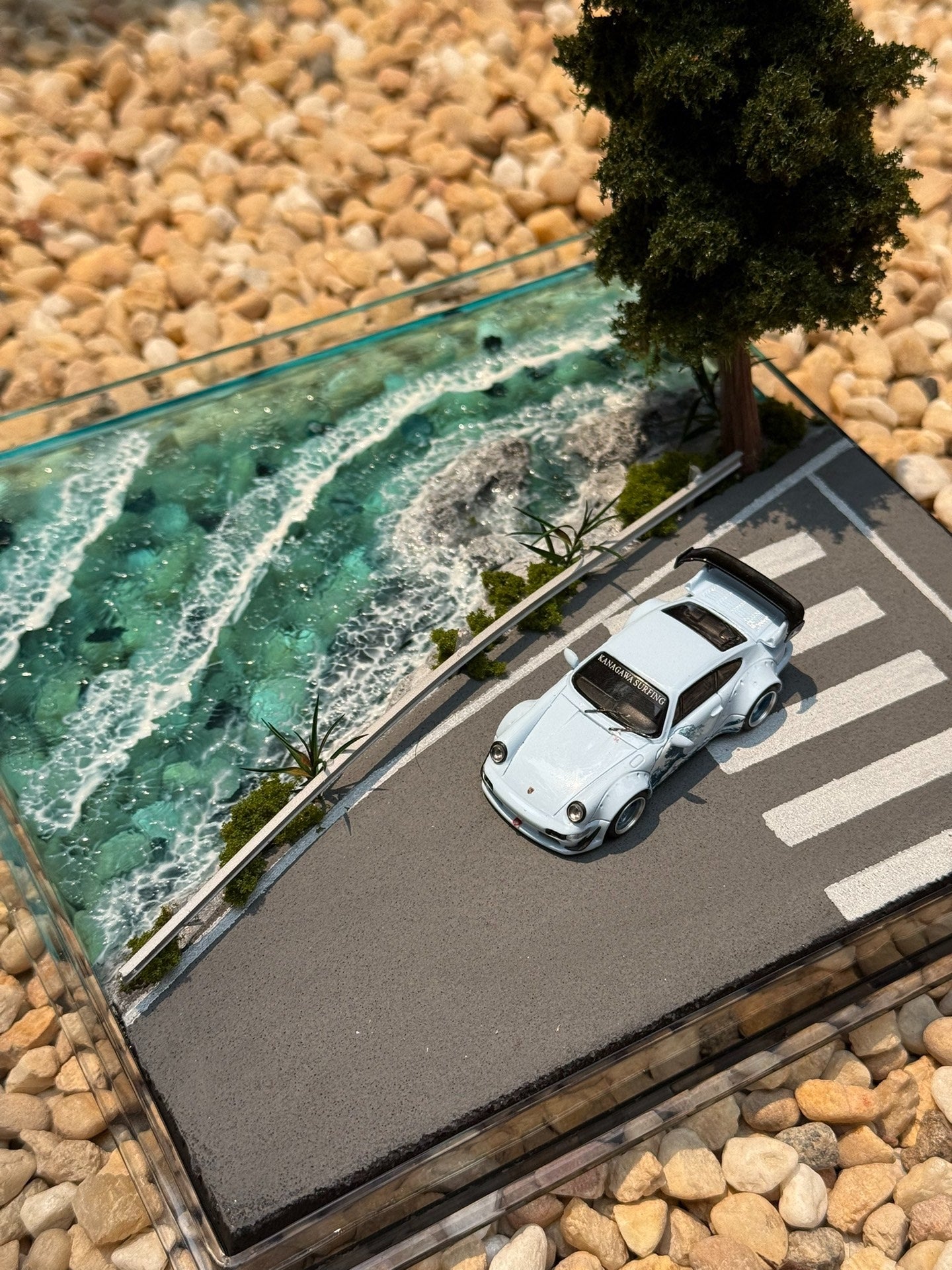 1:64 Scale Seaside Intersection Diorama with Acrylic Case, Resin Ocean Diecast Car Display Base