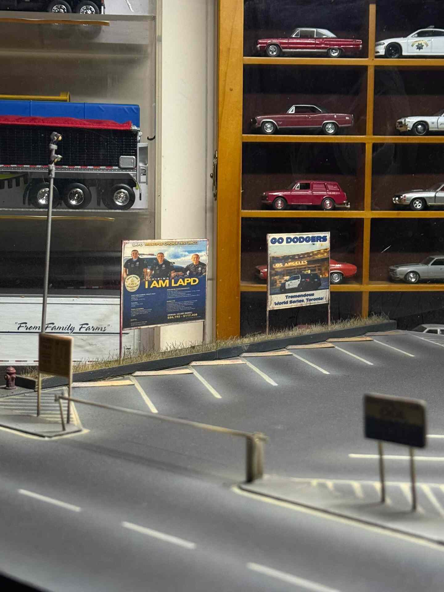 1:64 Scale American Parking Lot Diorama with LED Lights, 14-Bay Diecast Car Display Base