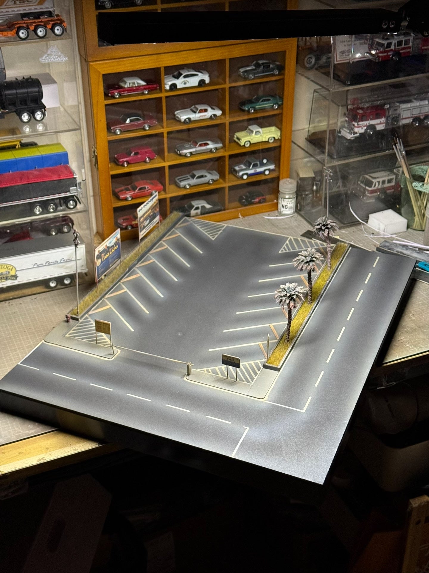 1:64 Scale American Parking Lot Diorama with LED Lights, 14-Bay Diecast Car Display Base
