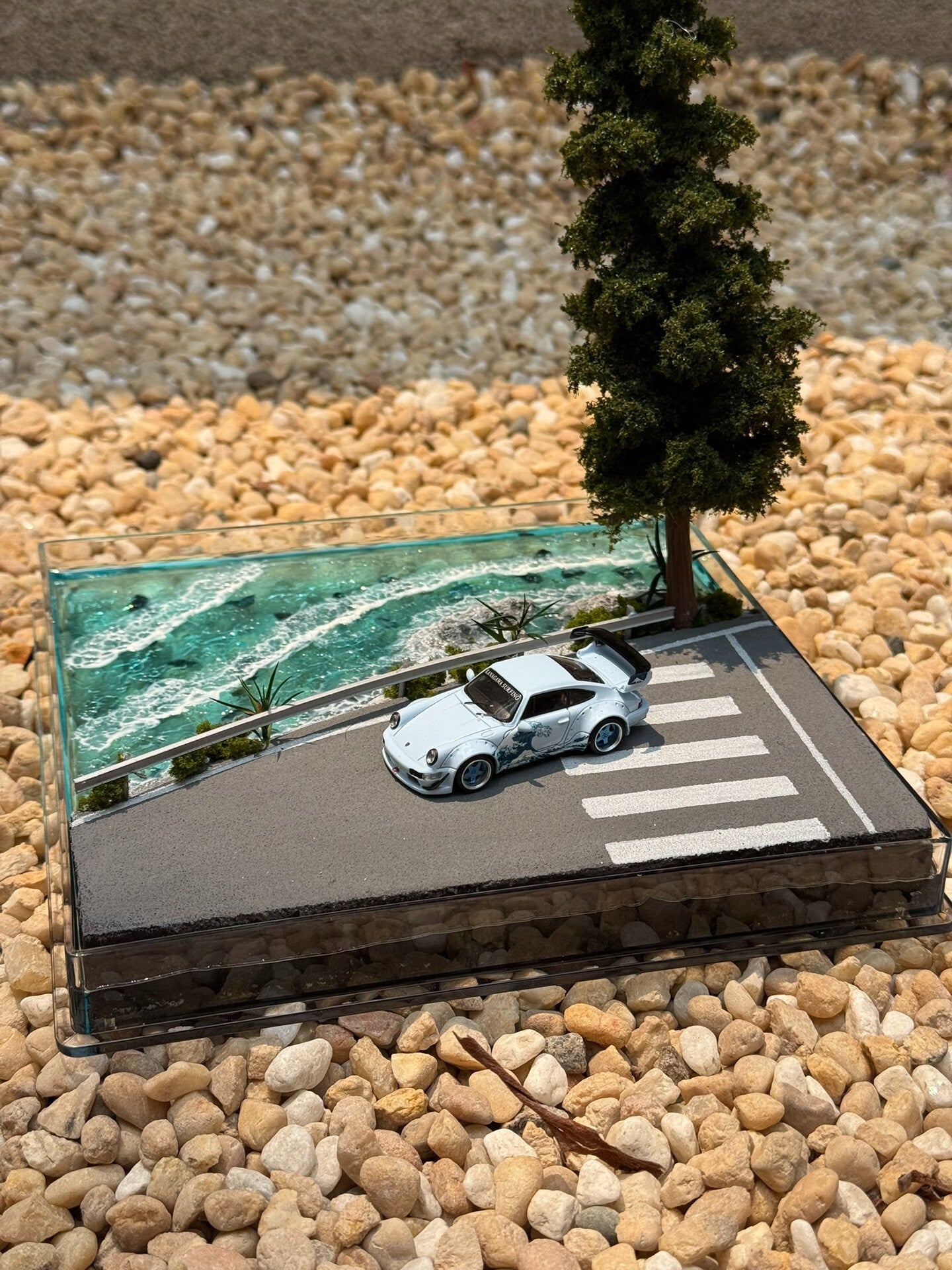 1:64 Scale Seaside Intersection Diorama with Acrylic Case, Resin Ocean Diecast Car Display Base