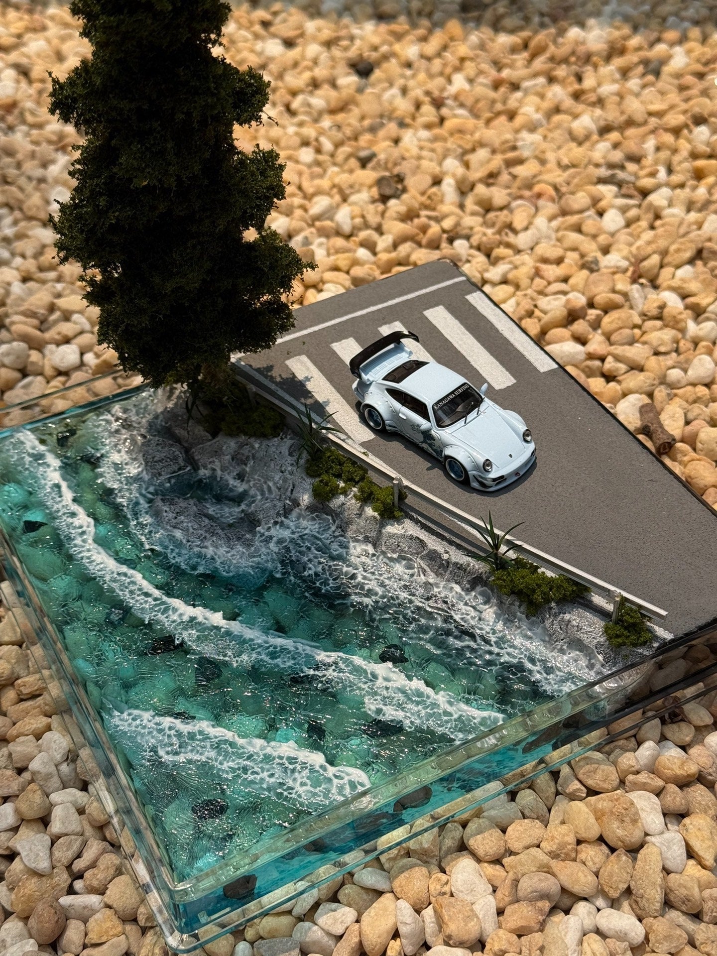 1:64 Scale Seaside Intersection Diorama with Acrylic Case, Resin Ocean Diecast Car Display Base