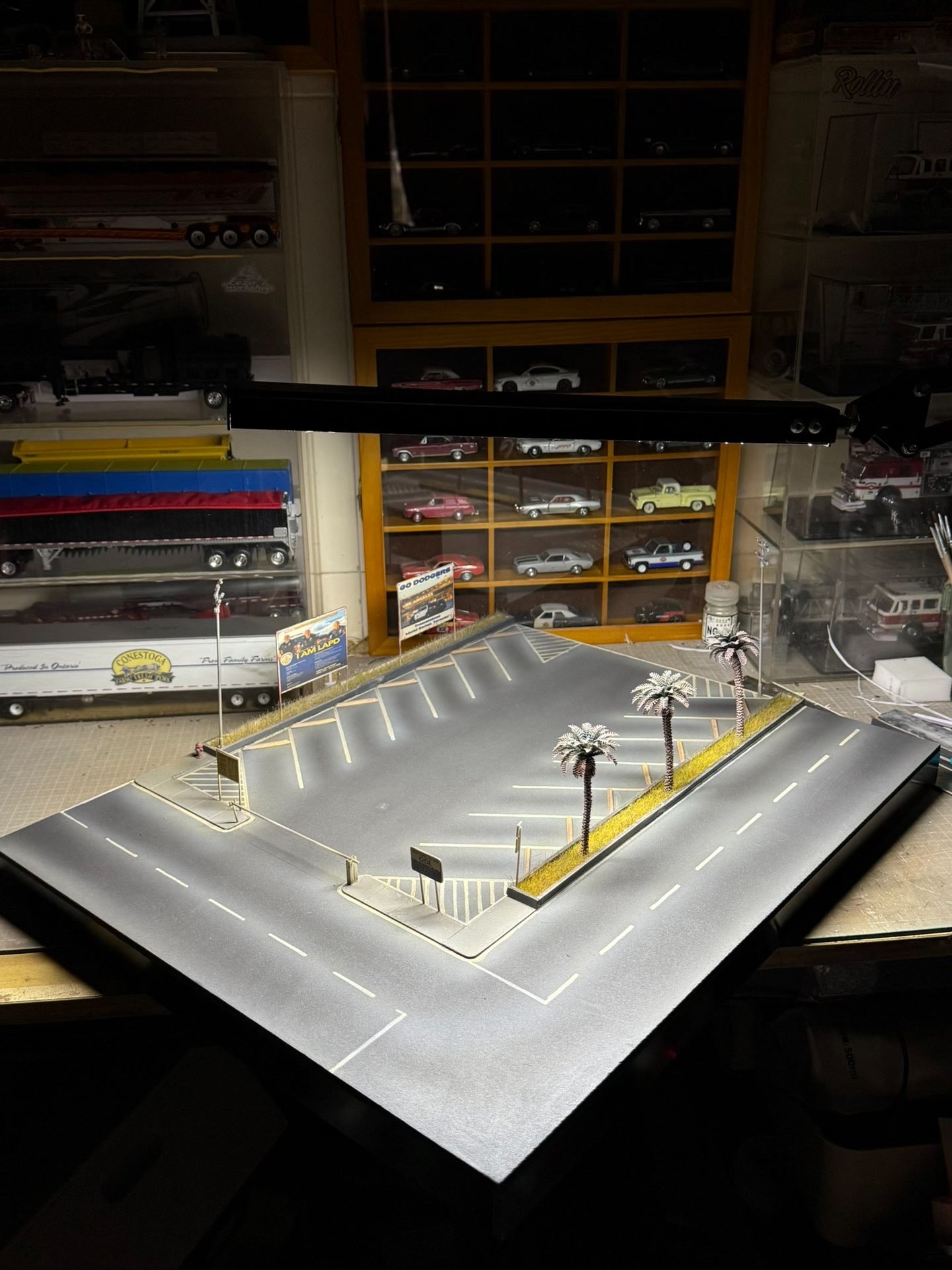 1:64 Scale American Parking Lot Diorama with LED Lights, 14-Bay Diecast Car Display Base