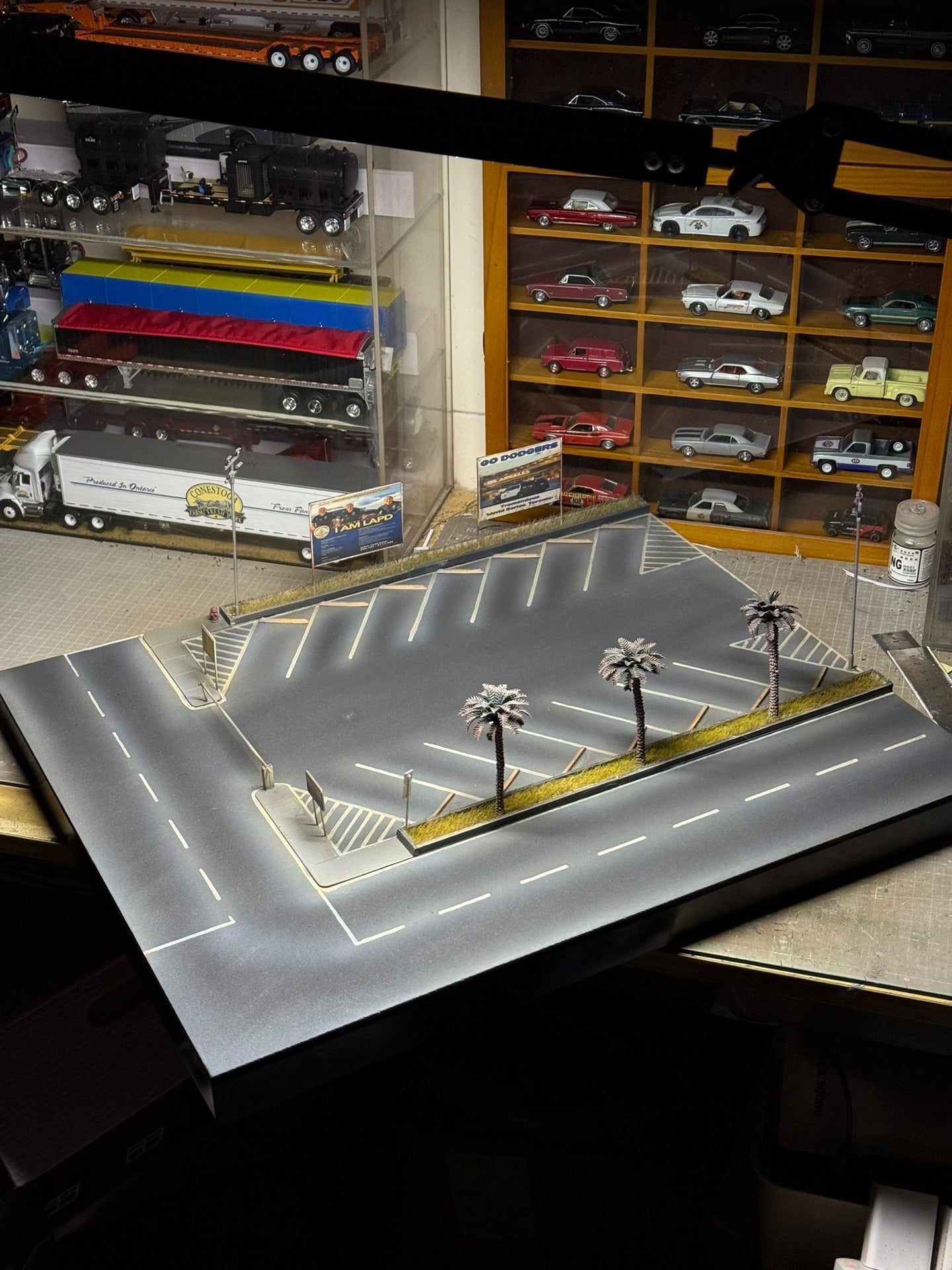 1:64 Scale American Parking Lot Diorama with LED Lights, 14-Bay Diecast Car Display Base